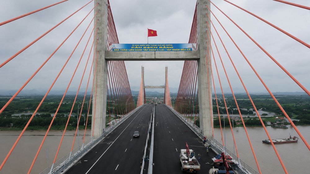 Cầu Bạch Đằng - công trình cầu dây văng nhiều nhịp nổi bật, kết nối Hải Phòng và Quảng Ninh, góp phần thúc đẩy phát triển kinh tế vùng.