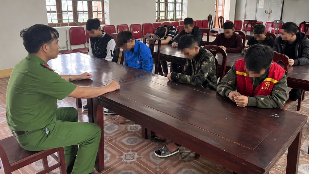Công an Nghệ An kiên trì cảm hóa thanh thiếu niên chưa ngoan qua điện thoại, gặp gỡ và lao động công ích. Hành trình giúp nhiều em bỏ đua xe, trở lại học nghề, ổn định cuộc sống.