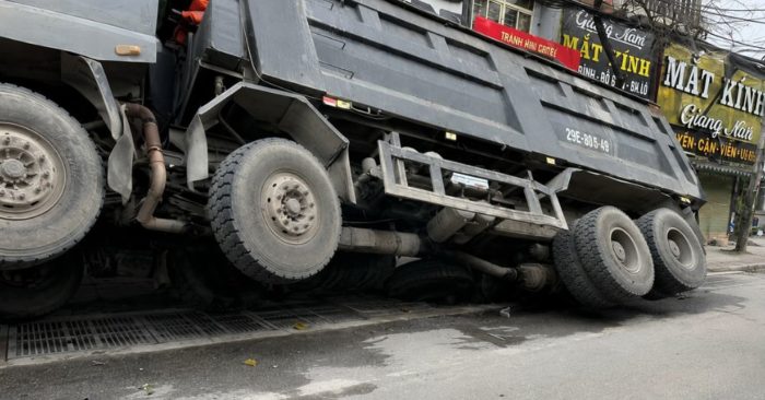 Xe tải khoảng 80 tấn sập cống công trường chống ngập ở Thái Nguyên do vượt tải trọng, hiện trường được khẩn trương khắc phục.