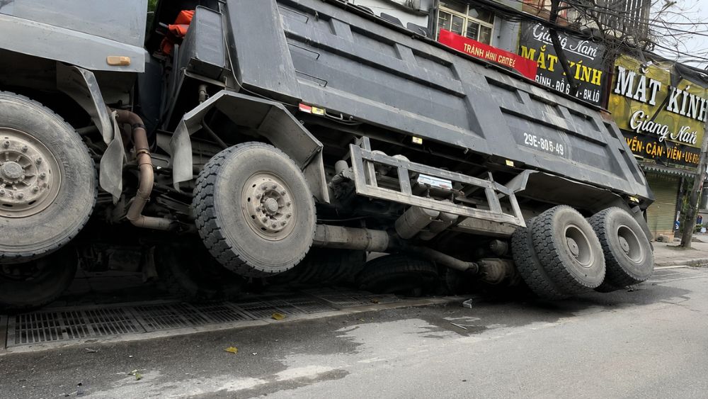 Xe tải khoảng 80 tấn sập cống công trường chống ngập ở Thái Nguyên do vượt tải trọng, hiện trường được khẩn trương khắc phục.