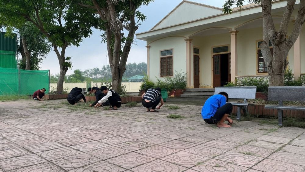 Công an Nghệ An kiên trì cảm hóa thanh thiếu niên chưa ngoan qua gặp gỡ, điện thoại động viên và lao động công ích. Nhiều em bỏ đua xe, trở lại học nghề, ổn định cuộc sống.