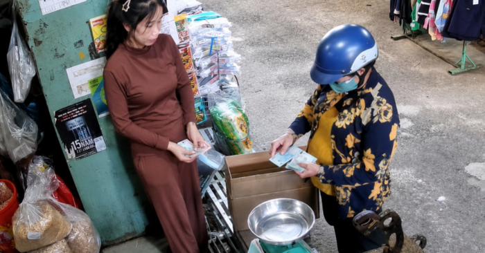 Người phụ nữ trở lại chợ ở TPHCM trả khoản nợ 500.000 đồng sau nhiều năm và cuộc gặp bất ngờ khiến nhiều người xúc động.