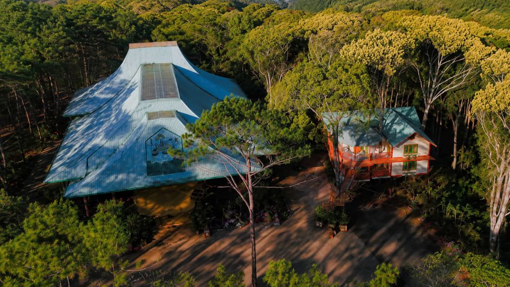 Măng Đen Treehouse được đề cử Làng du lịch tốt nhất thế giới 2026 với mô hình nhà trên cây giữa rừng, thu hút du khách yêu thiên nhiên.