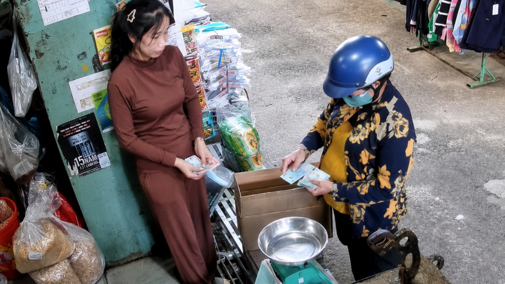 Người phụ nữ trở lại chợ ở TPHCM trả khoản nợ 500.000 đồng sau nhiều năm và cuộc gặp bất ngờ khiến nhiều người xúc động.