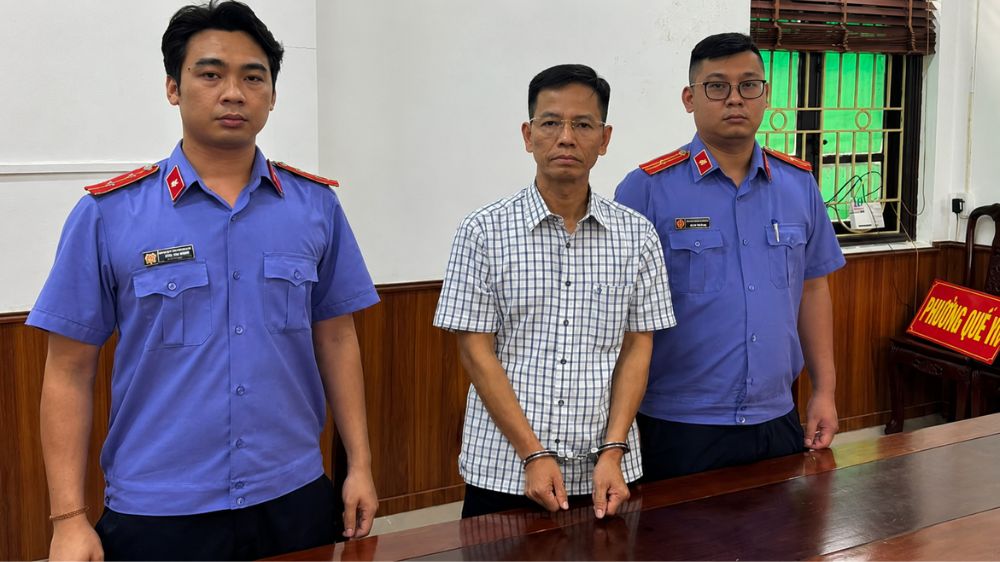 Bắt tạm giam nguyên thẩm phán TAND TP Hà Nội Nguyễn Đăng Phong để điều tra vụ án, tìm hiểu diễn biến và thông tin mới nhất.