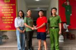 Người phụ nữ Hà Nội nhặt 1kg bạc trong ngõ, trình báo công an trả lại chủ