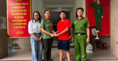 Người phụ nữ Hà Nội nhặt 1kg bạc trong ngõ, trình báo công an trả lại chủ