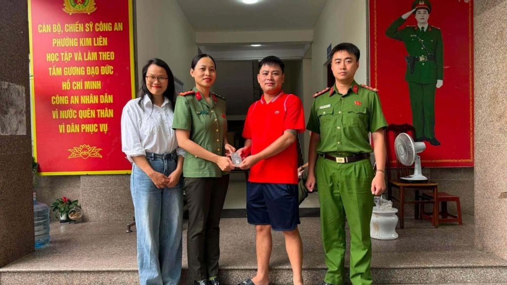 Đi mua 7 yến bạc, người phụ nữ ở Hà Nội bất ngờ làm rơi 1kg vàng trong ngõ và nhận lại nhờ hành động đẹp của người nhặt được.