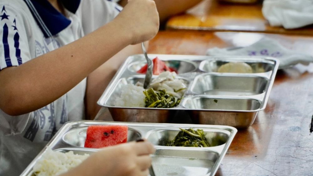 Hà Nội sẽ huy động phụ huynh tham gia giám sát bữa ăn bán trú, tăng cường kiểm tra chất lượng và an toàn thực phẩm tại trường học.