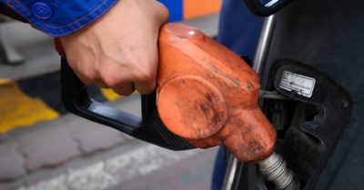 Giá dầu thế giới nhích lên, xăng dầu trong nước tiếp tục giảm sâu