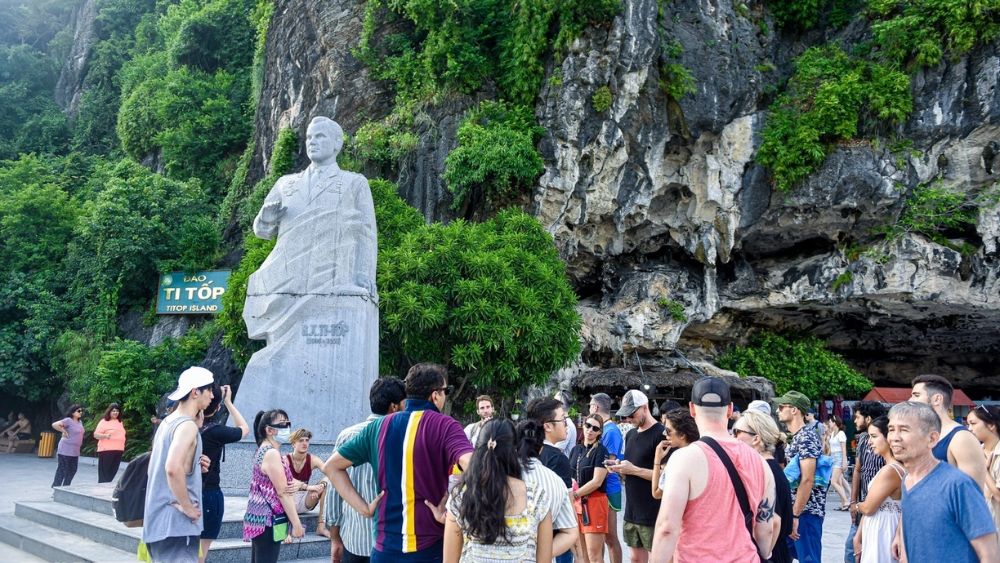 Quảng Ninh hút hàng vạn du khách nhờ cảnh quan đặc sắc, hạ tầng hiện đại và trải nghiệm đa dạng, tạo sức hấp dẫn bền vững.
