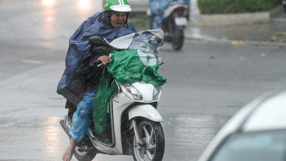 Quảng Ninh, Hải Phòng mưa lớn diện rộng, Biển Đông có thể xuất hiện bão, người dân cần theo dõi diễn biến thời tiết mới nhất.