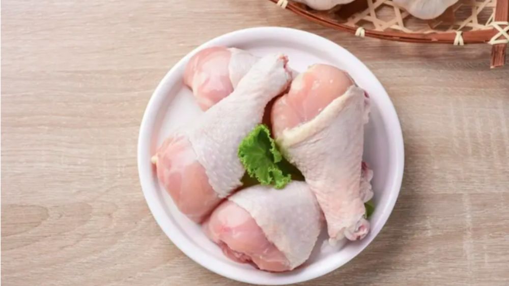 Đùi gà bỏ da là nguồn protein ít chất béo, phù hợp cho người lớn tuổi muốn duy trì chế độ ăn hỗ trợ sức khỏe não bộ.