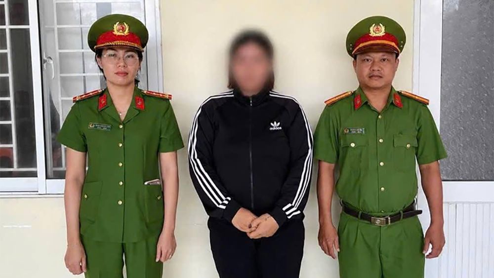 đối tượng bị khởi tố, bắt tạm giam trong vụ mua dâm nữ tiếp viên quán nhậu dưới 18 tuổi. Vụ án đang được điều tra.