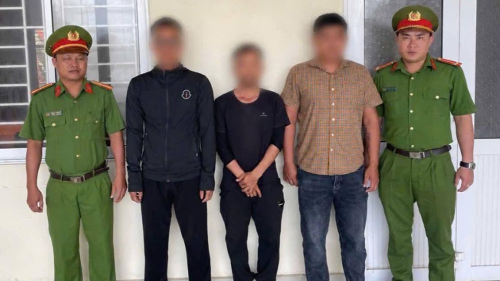 Mua dâm người dưới 18 tuổi, 2 người ở TPHCM bị khởi tố, bắt tạm giam sau khi công an điều tra hoạt động tại quán nhậu.