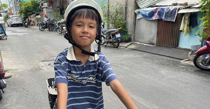 Bé trai rao bán trứng bằng thơ giúp cửa hàng tăng gấp đôi khách