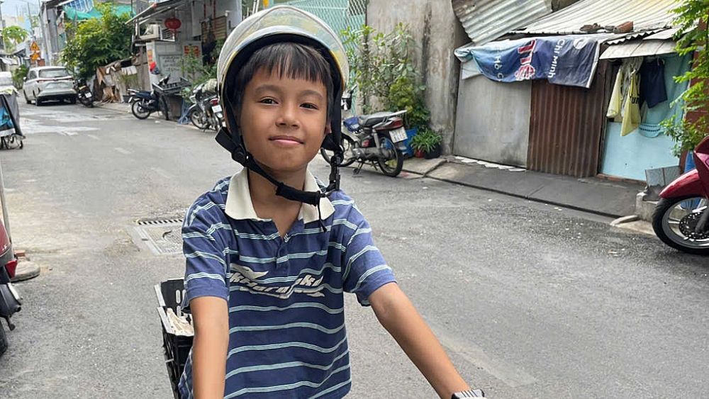 Cậu bé Sam bán trứng dạo bằng những câu thơ mộc mạc gây sốt mạng xã hội, lan tỏa năng lượng tích cực và truyền cảm hứng đến nhiều người.