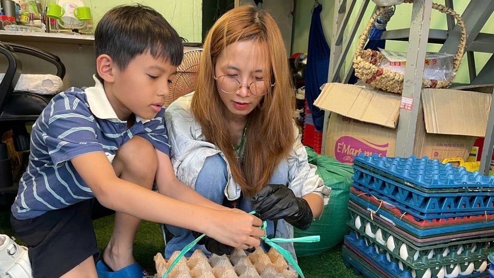 Bé Sam cùng mẹ chuẩn bị trứng để bán dạo bằng những vần thơ mộc mạc, câu chuyện lan tỏa năng lượng tích cực và gây sốt mạng xã hội.