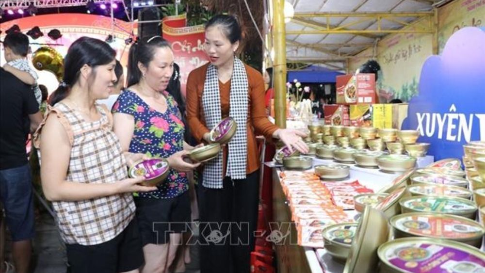 Chợ quê thời Mạc lần thứ IV tại Hải Phòng quy tụ nhiều gian hàng, giới thiệu sản phẩm OCOP, nông sản an toàn và đặc sản tiêu biểu.