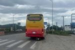 Xe khách lùi trên quốc lộ, một bé gái tử vong sau va chạm