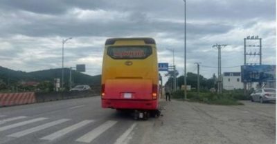 Xe khách lùi trên quốc lộ, một bé gái tử vong sau va chạm