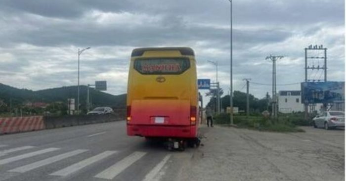 2 mẹ con thương vong do xe khách lùi cán qua tại Thanh Hóa. Vụ tai nạn đang được cơ quan chức năng điều tra, làm rõ nguyên nhân.