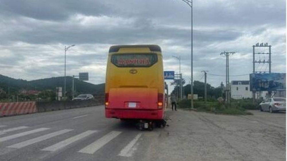 2 mẹ con thương vong do xe khách lùi cán qua tại Thanh Hóa. Vụ tai nạn đang được cơ quan chức năng điều tra, làm rõ nguyên nhân.