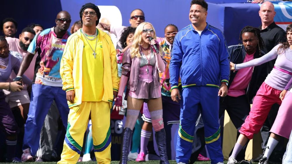 Ronaldo và Ronaldinho gây bất ngờ khi xuất hiện cùng Madonna trong màn trình diễn giữa giờ trận chung kết World Cup 2026, thu hút sự chú ý toàn cầu.