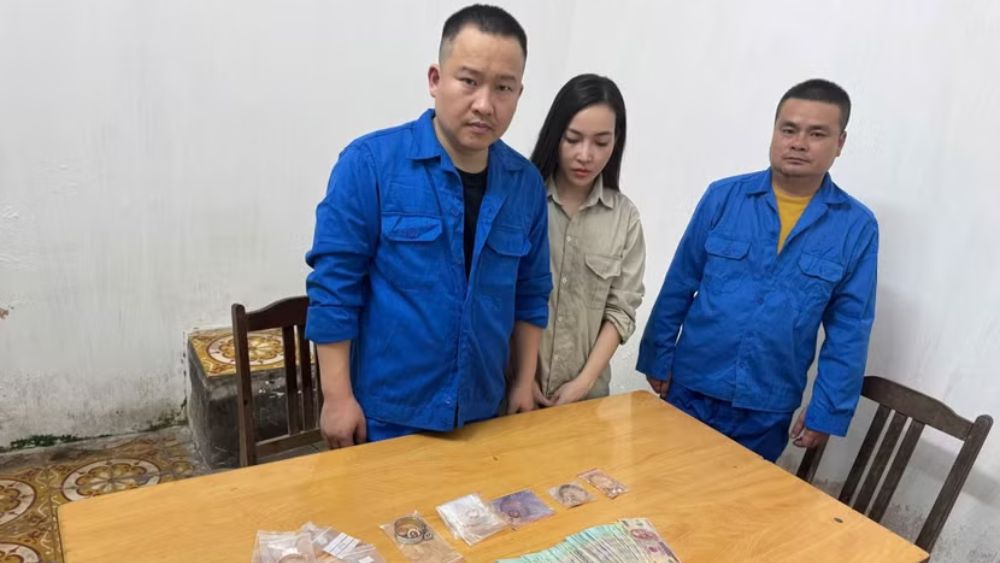 Vụ lừa bán vàng giả có sự tiếp tay của 3 phụ nữ và 2 người đàn ông nước ngoài, công an thu giữ nhiều tang vật quan trọng. Tìm hiểu chi tiết.