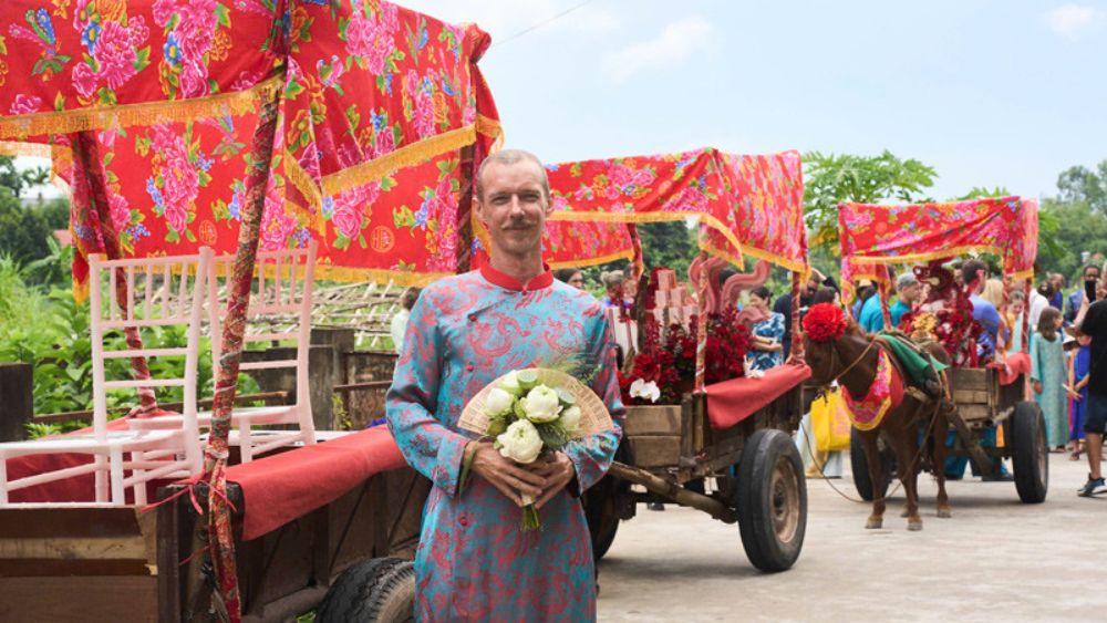 Chú rể Pháp gây ấn tượng khi dùng xe ngựa đến hỏi vợ ở Thái Nguyên, mang đến lễ ăn hỏi đậm nét truyền thống sau 6 năm yêu.