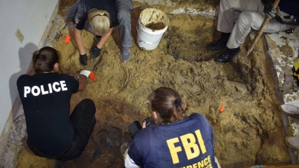 Cảnh sát và FBI khai quật thi thể Kim Langwell dưới sàn nhà sau nhiều năm, hé lộ diễn biến gây chấn động của vụ án.