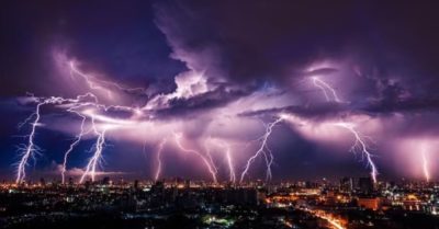 Hà Nội, Ninh Bình, Hưng Yên hứng chịu hàng trăm cú sét trong đợt mưa dông rạng sáng
