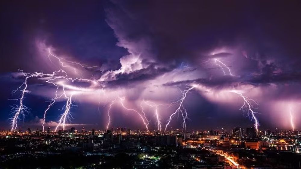 Hà Nội, Ninh Bình, Hưng Yên hứng chịu hàng trăm cú sét đánh trong mưa dông rạng sáng 25/7. Diễn biến thời tiết mới nhất.