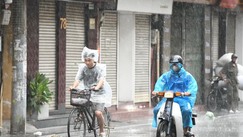 Hà Nội còn mưa rào trong sáng, chiều giảm mưa sau đợt dông sét dữ dội ảnh hưởng Hà Nội, Ninh Bình, Hưng Yên. Xem diễn biến mới nhất.