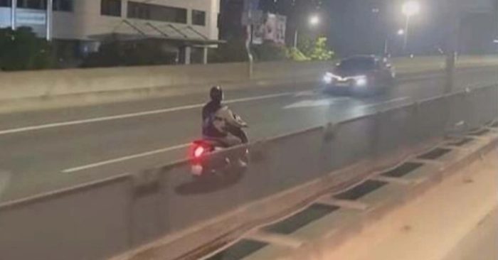 Nam thanh niên đi xe máy ngược chiều trên Vành đai 3 trên cao, tông vào ô tô và khiến hai phương tiện hư hỏng.
