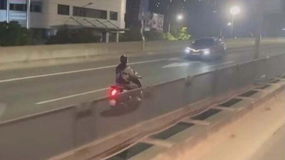 Nam thanh niên đi xe máy ngược chiều trên Vành đai 3 trên cao, tông vào ô tô và khiến hai phương tiện hư hỏng.