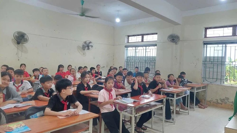 Nghệ An bổ sung 3.400 chỉ tiêu vào lớp 10 khi lượng học sinh tăng đột biến, giúp giảm áp lực tuyển sinh.