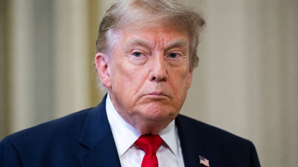 Ông Trump lên tiếng sau khi con trai bị cáo buộc liên quan giao dịch cổ phiếu trước thương vụ mua xe tải, thu hút nhiều chú ý.