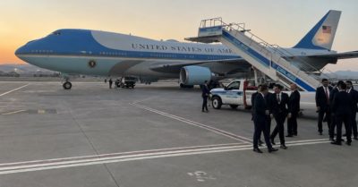 Vì sao ông Trump bất ngờ được đưa khỏi Không lực Một tại Ankara?