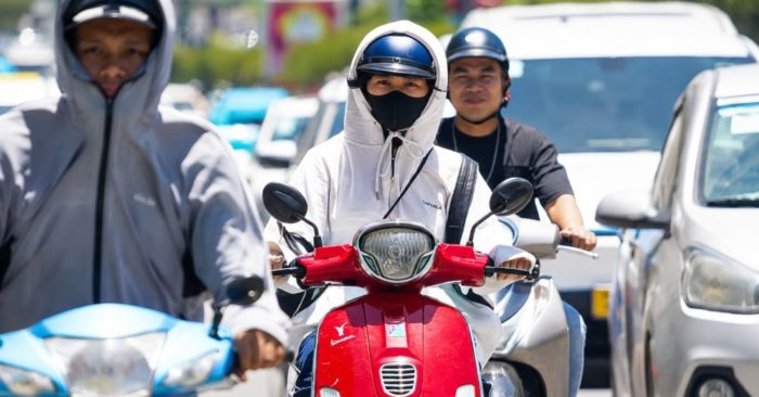 Nắng nóng miền Bắc có nơi vượt 39°C, mưa dông ở phía Nam