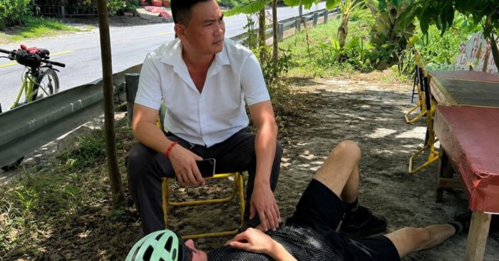 Du khách Hà Lan ngất xỉu khi đạp xe qua đèo Hải Vân được người dân kịp thời sơ cứu, đưa đi cấp cứu.