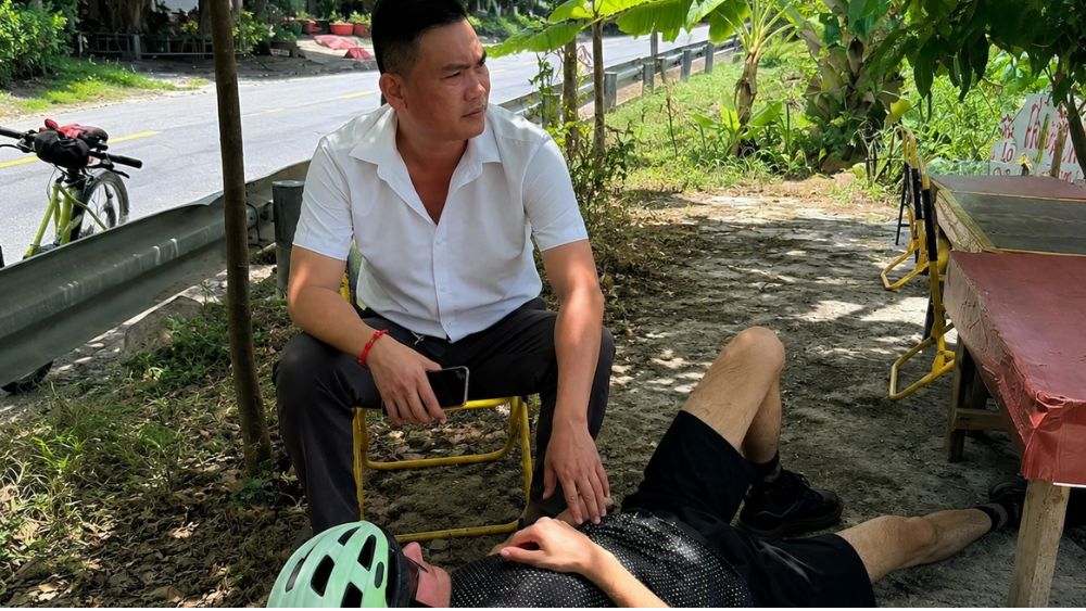 Du khách Hà Lan ngất xỉu khi đạp xe qua đèo Hải Vân được người dân kịp thời sơ cứu, đưa đi cấp cứu.