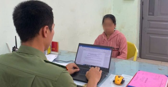 Lời khai của bảo mẫu bạo hành hai cháu bé 2 tuổi tại TPHCM hé lộ diễn biến vụ việc đang được cơ quan chức năng điều tra.