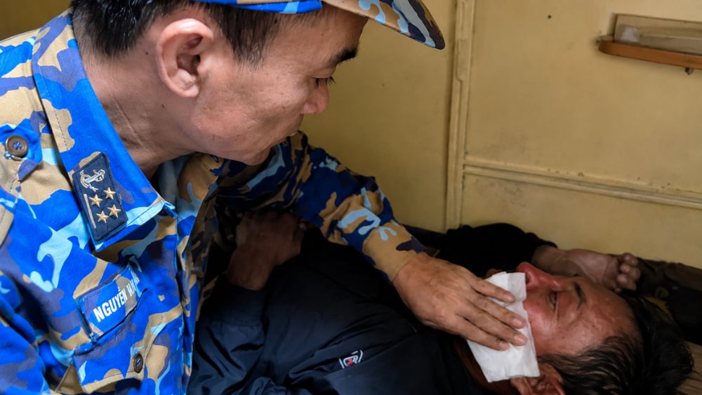 Tàu Hải quân cứu ông Trung trôi dạt ngoài khơi Vũng Tàu, đưa lên tàu chăm sóc và nghỉ ngơi sau hành trình trên biển.