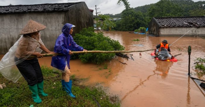Bão số 4 có xu hướng đi ra xa đất liền Việt Nam, trong khi mưa lớn vẫn gây ngập tại một số khu vực