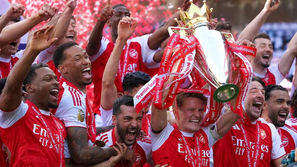 Real Madrid dẫn đầu thế giới về giá trị thương hiệu với 2,8 tỷ USD, trong khi Arsenal vươn lên thứ ba với 1,8 tỷ USD.
