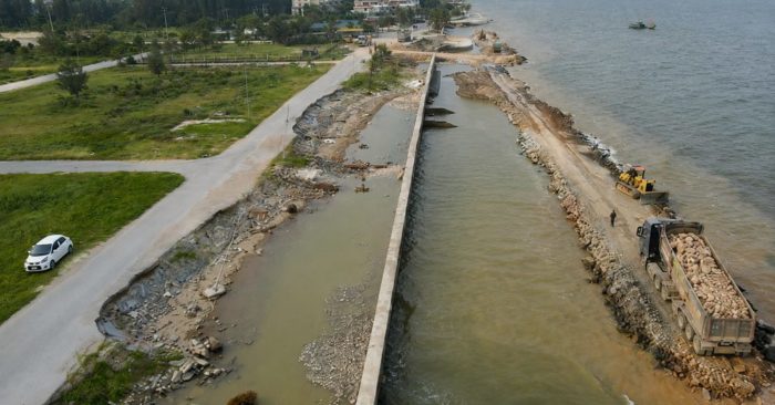 Dự án kè biển Hải Tiến hơn 430 tỷ đồng gây lo ngại thu hẹp bãi tắm, trong khi phương án đê ngầm và nuôi bãi được đề xuất.
