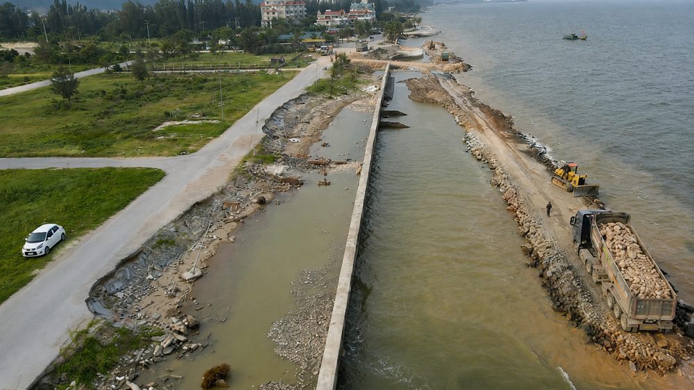 Dự án kè biển Hải Tiến hơn 430 tỷ đồng gây lo ngại thu hẹp bãi tắm, trong khi phương án đê ngầm và nuôi bãi được đề xuất.