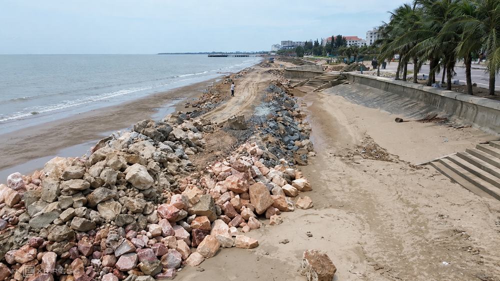 Dự án kè biển Hải Tiến hơn 430 tỷ đồng khiến doanh nghiệp lo bãi tắm bị thu hẹp, trong khi phương án đê ngầm và nuôi bãi được đề xuất.