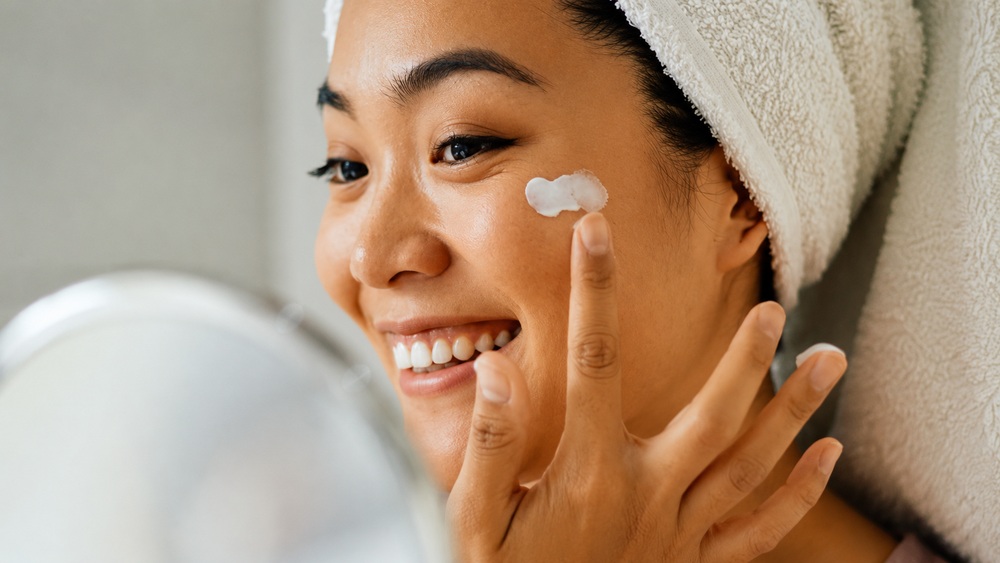 5 thói quen giúp bảo vệ collagen, duy trì làn da săn chắc theo thời gian, trong đó chống nắng là bước quan trọng để hạn chế lão hóa da.